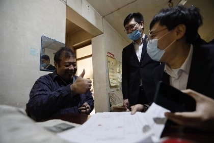 全程“零跑腿”济南能源集团为行动不便老人上门开户