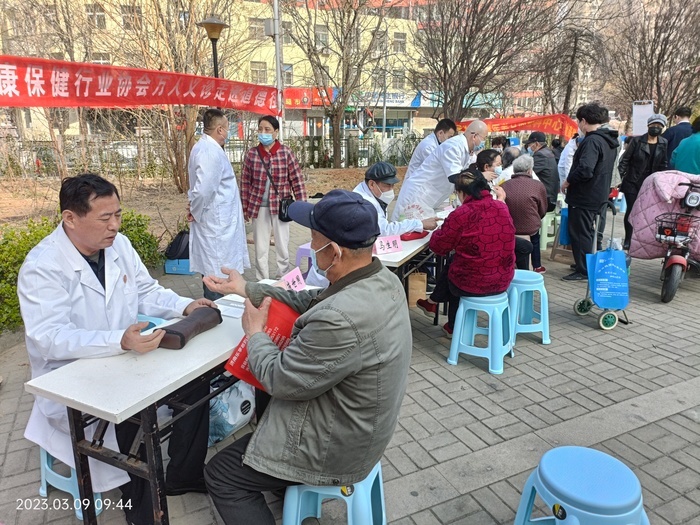 道德街街道联合济南市健康保健行业协会开展免费义诊活动