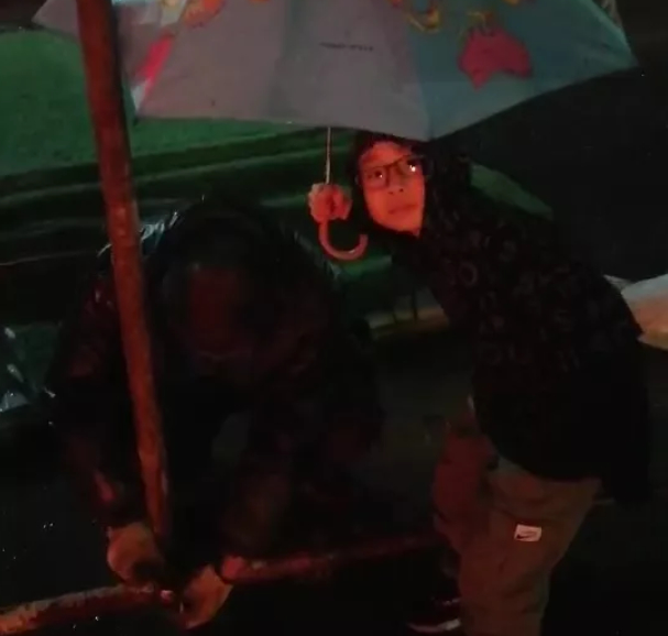 找到了！地铁里帮老人托背篓的小伙是他