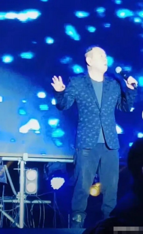 太热情了！观众为了看潘长江演出爬上树，具体是啥情况？