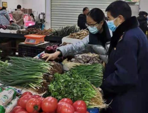 一擦就掉色！云南昆明惊现“掉色葱” 现已下架封存1479公斤
