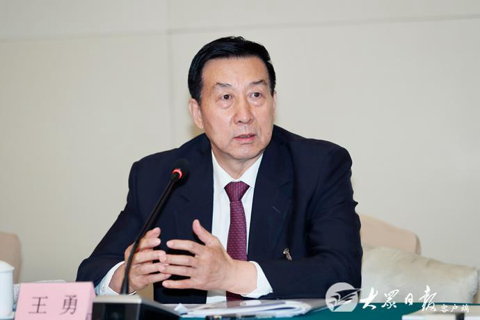 山东代表团举行全体会议审议政府工作报告