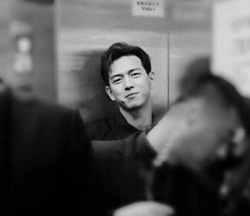 李现遭迷妹围堵场面混乱，仓皇爬上电瓶车“逃之夭夭”