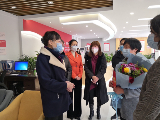 “娘家有礼” 历下区妇联走访慰问援鄂医护人员家庭