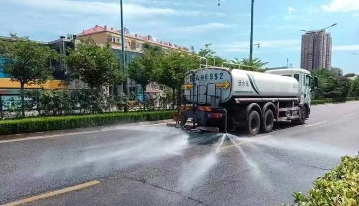 洒水车为路面降温洗尘！济南昨天出动保洁和洒水车辆5240余车次