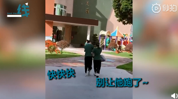 心疼又好笑！小朋友不想去幼儿园 老师连拖带拽扛进门：还想跑？