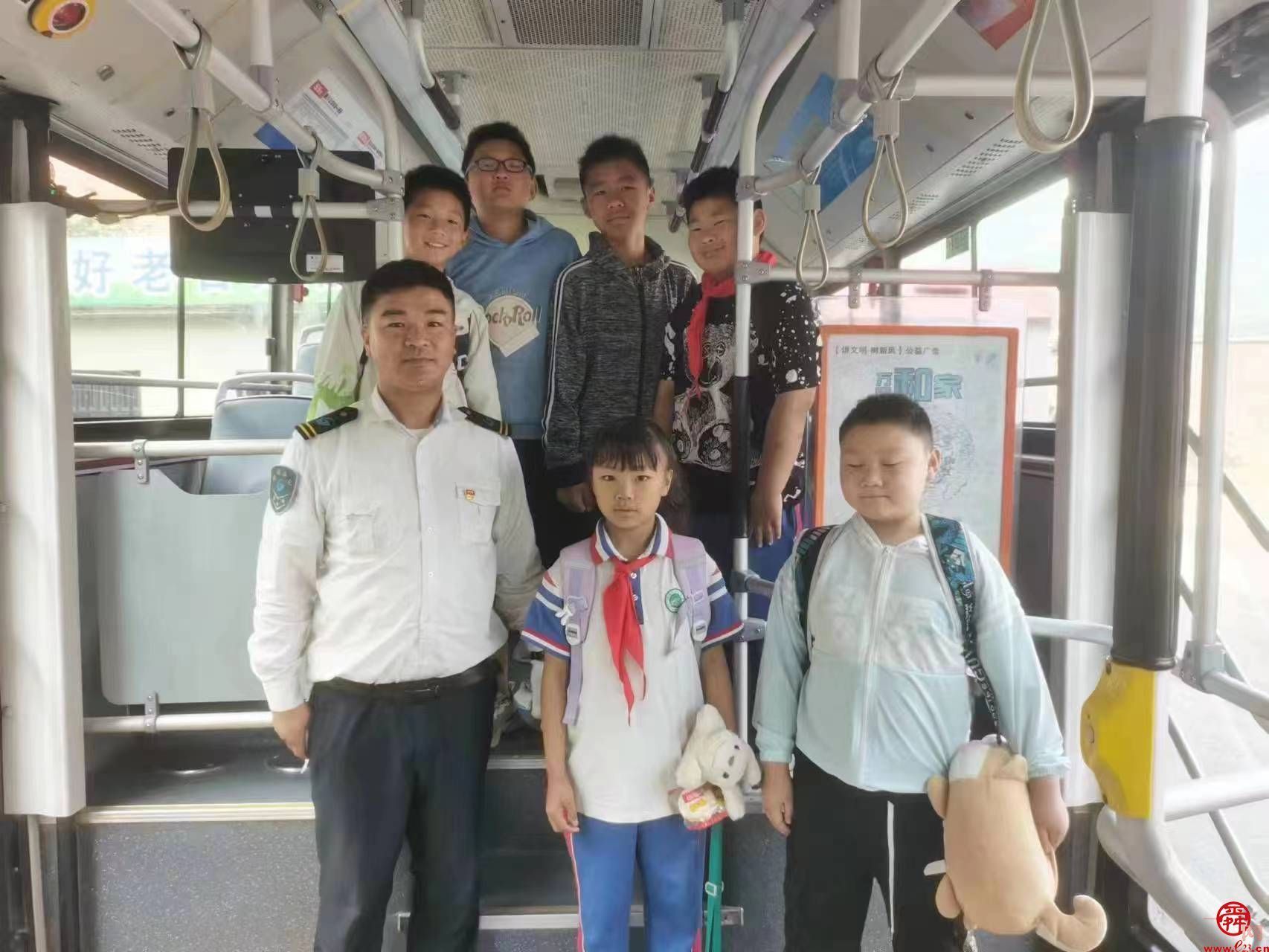 济南公交车厢的别样儿童节