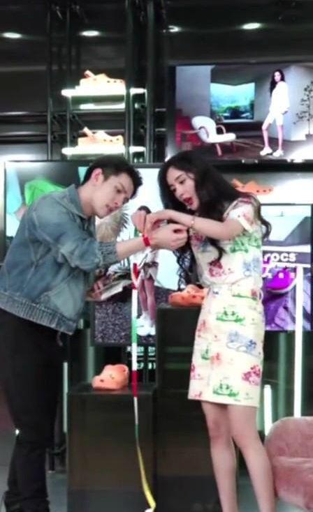 李佳琦道歉! 杨幂李佳琦直播 李佳琦紧张开黄腔怎么回事说了什么?