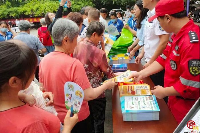 龙洞街道办事处扎实开展安全知识咨询日活动