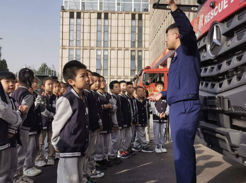 山东师范大学附属小学走进消防特勤站，致敬“火光中的最美逆行者”