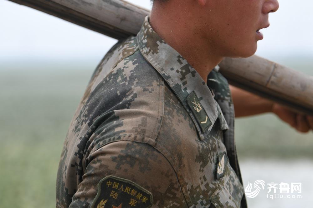 “班长，轻点，有点疼！”休整间隙，奋战在决堤口的战士们集体“晾背”