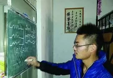 学霸怕室友挂科在寝室上小课，“羡慕不来系列啊”