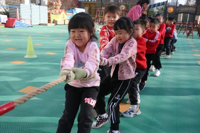 高新区东城逸家幼儿园拔河友谊赛开始啦