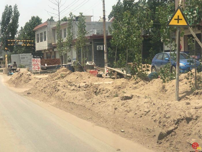 【啄木鸟在行动】长清区长西路道路旁渣土没有遮盖防尘网