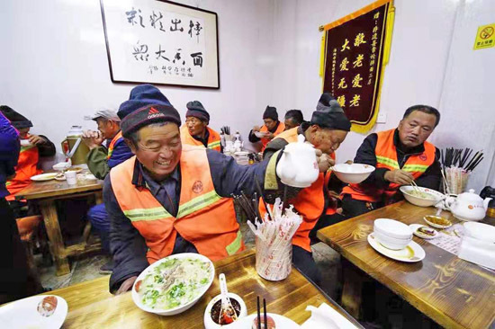 一碗面温暖一座城！海阳这家面馆连续6年为环卫工人送面