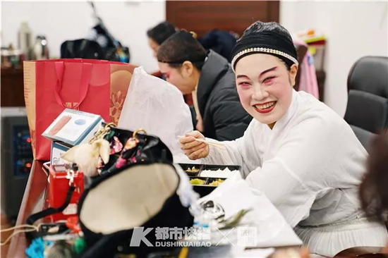 为爱发电！杭州城东有一帮公益演越剧的老板娘