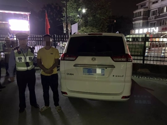 这个二胎爸爸20万年薪全给老婆，觉得窝囊竟做出这事...