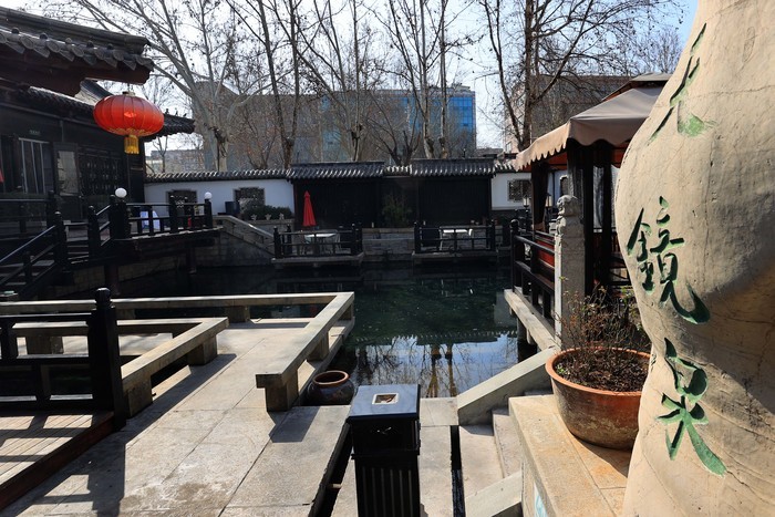 清澈明亮，如天垂镜！一起观赏五龙潭公园内天镜泉