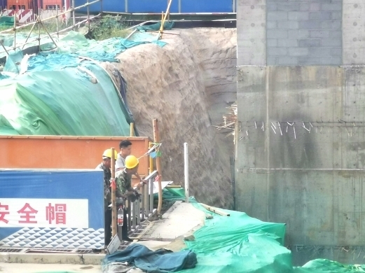 【啄木鸟在行动】堤口路、通普街交叉口天元建设集团项目存在扬尘隐患