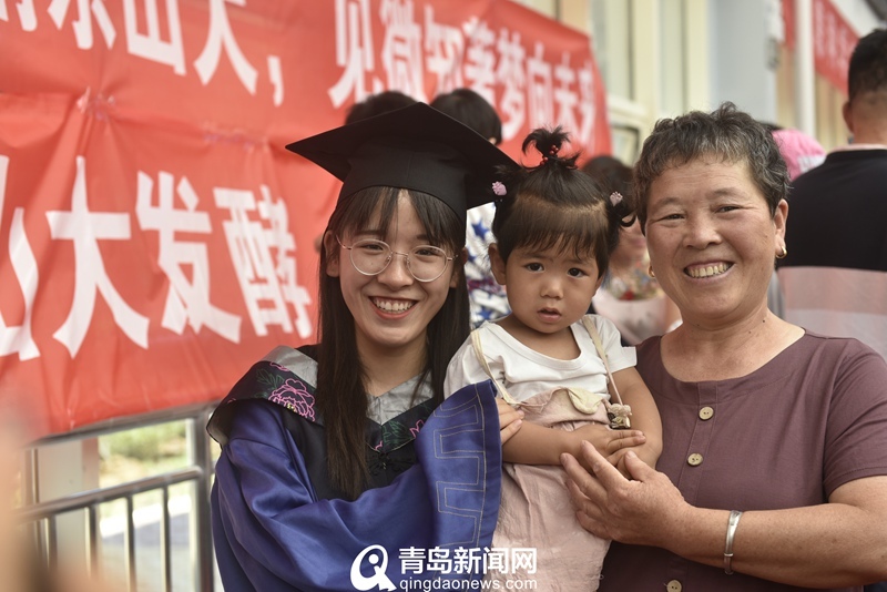 实拍山大青岛校区毕业典礼 家长组团观礼