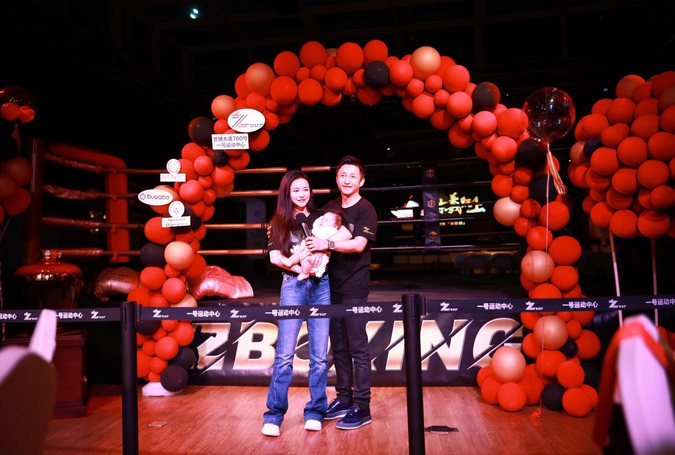 邹市明冉莹颖为三胎办百日宴 孩子将随母姓