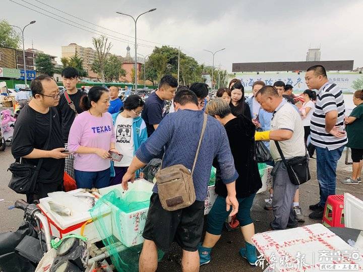 济南海鲜市场人挤人！早上八点已没车位，商贩下午三点半才吃午饭
