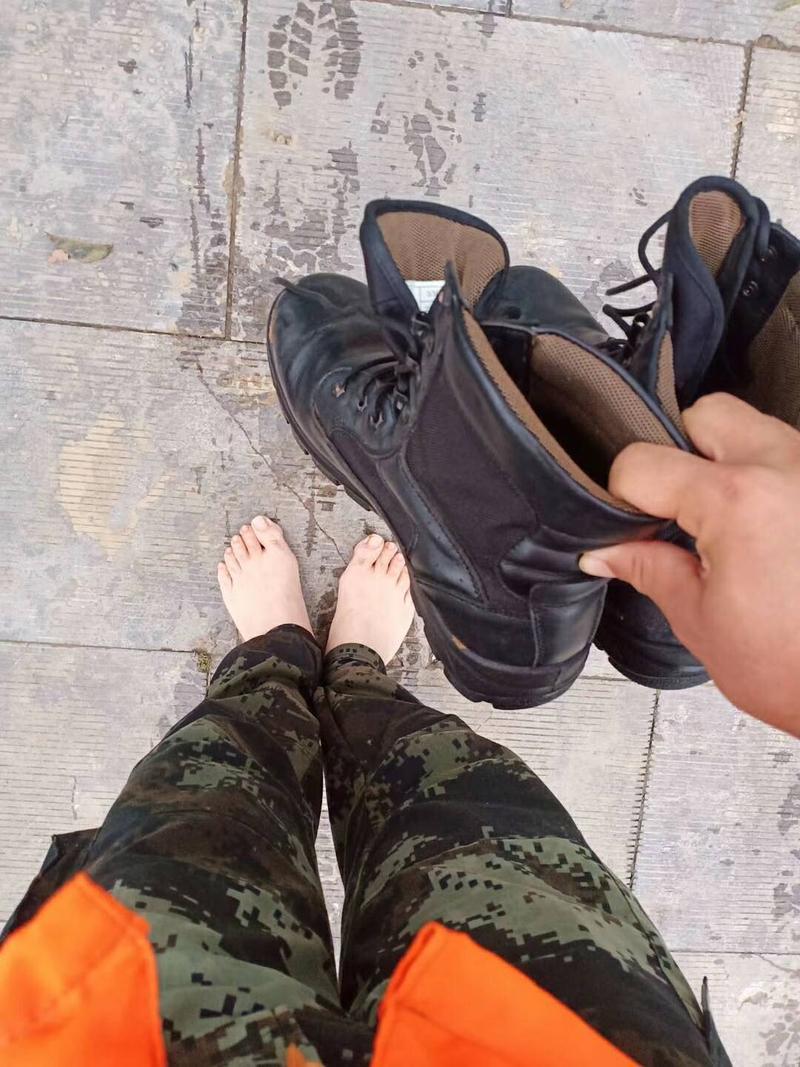 这双脚，淌过没腰洪水，是子弟兵的一枚军功章