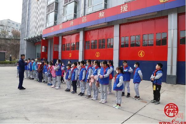 济南育秀中学小学部四（5）中队开展“红领巾牵手火焰蓝，雷锋精神代代传”消防安全主题活动