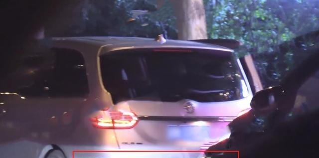 陶虹|徐峥深夜陈赫店里吃火锅，带俩美女同乘保姆车