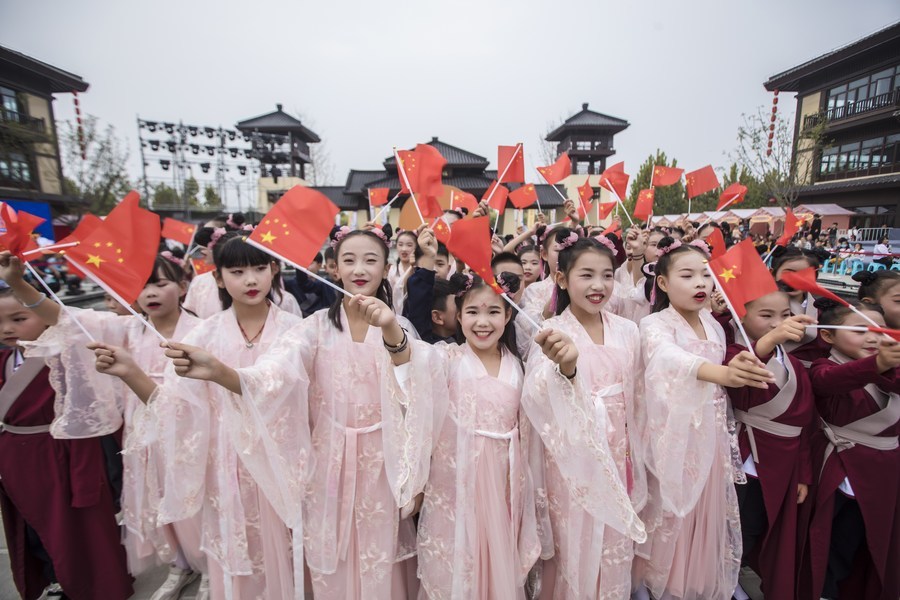 国潮风起 中国年轻一代重拾“华服”文化