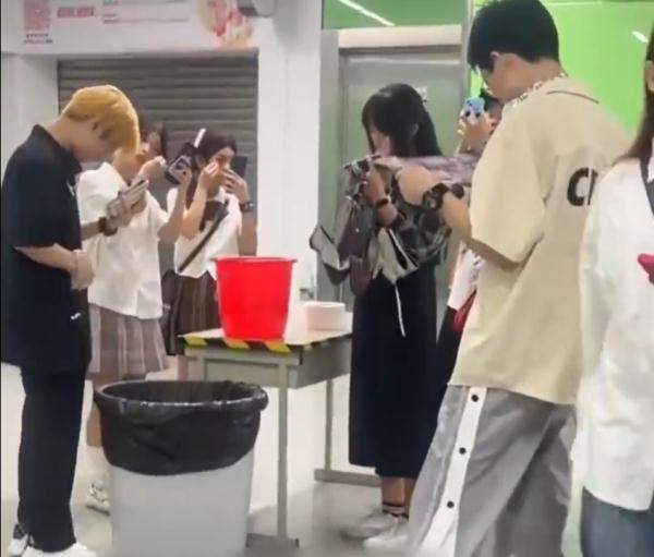 地铁安检要求乘客卸妆 广州地铁拒绝惊悚妆容乘客