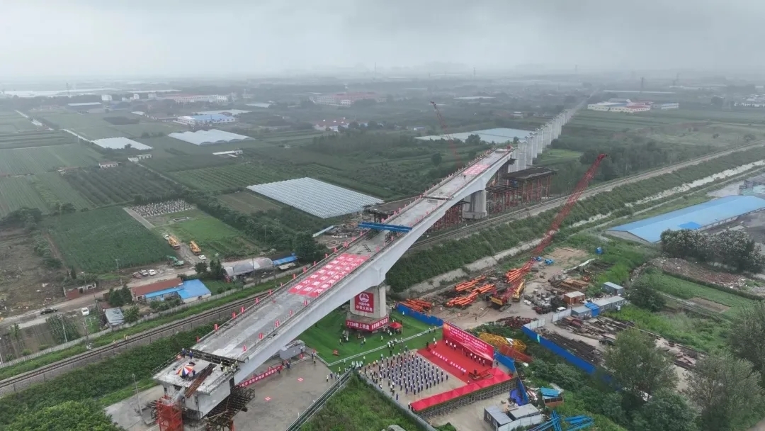 潍烟铁路跨龙烟铁路128米连续梁转体成功