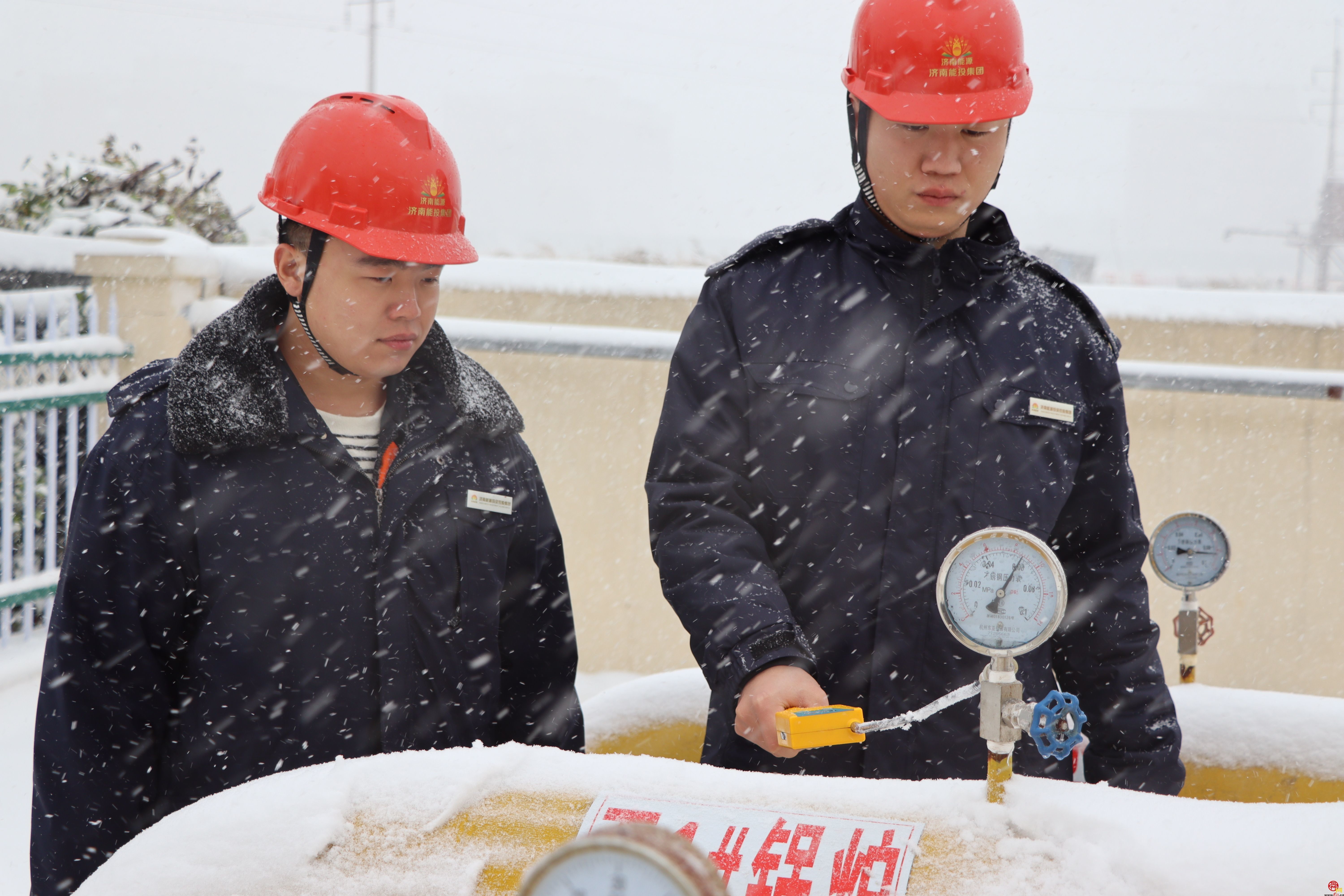 风雪中的能源人：“暖”在身边 守护城市供暖生命线