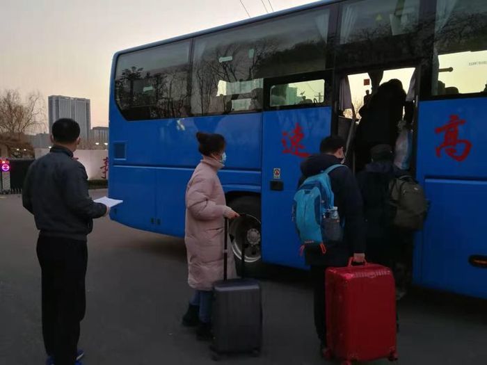 你到我也到!甸柳新村街道“三个到位”做好车站人员分流工作