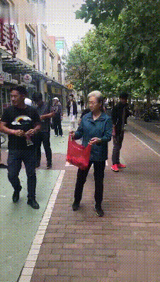 组图：宋丹丹画风突变满头白发现身街头 请路人吃冰棍十分亲和