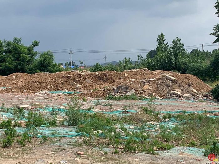 【啄木鸟在行动】经十东路和园区六号路交汇处附近渣土和建筑垃圾裸露