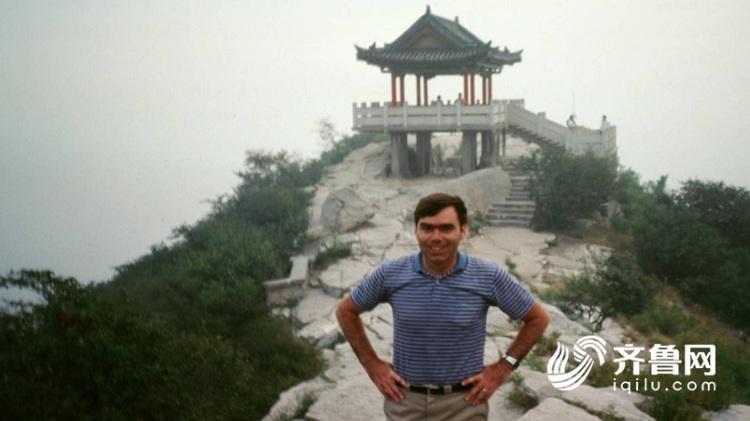 33年间，美国友人多次攀爬千佛山，看这次他有什么新发现