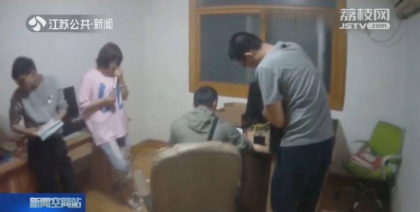 民警将嫌疑人押出银行，结果一出门却被警察包围了…