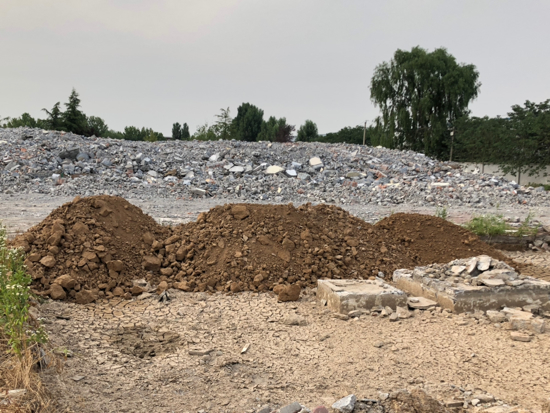 【啄木鸟在行动】102省道与济南大东环高速交汇处附近有建筑垃圾露天堆放