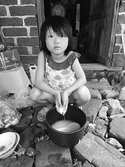 6岁女童切菜摆拼盘攒40万粉丝 她的视频让网友落泪