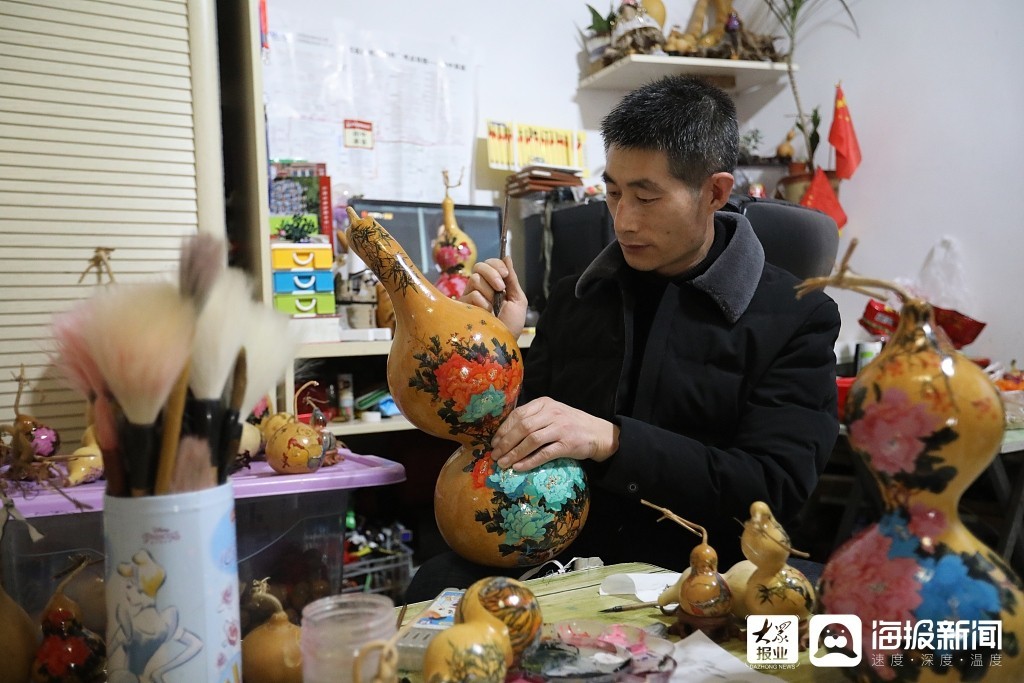 日照民间艺人手绘“牛“葫芦迎新春