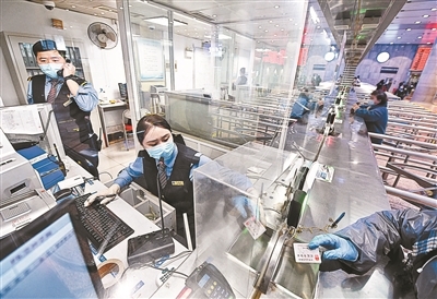 全国铁路普速实施电子客票 春运里售票窗口在忙啥