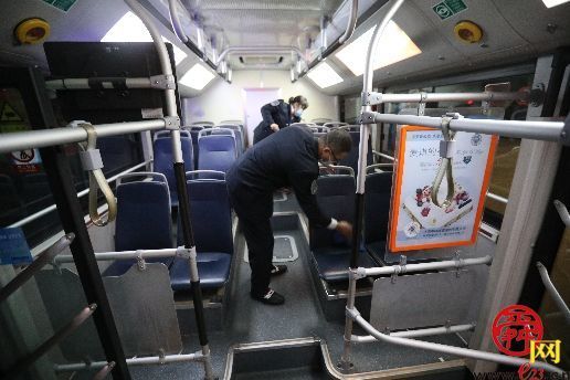 零点公交司机：日复一日 守望城市夜归人