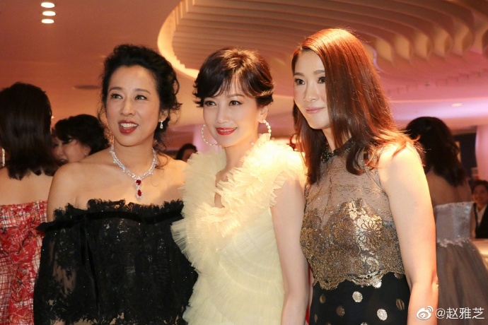 赵雅芝穿鹅黄纱裙现身晚宴 获丈夫儿子陪伴似公主