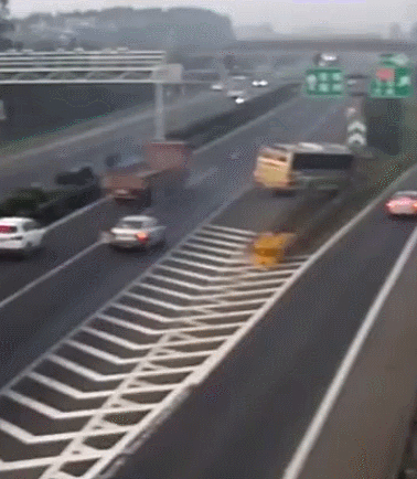 高速上小车实线变道后突然停在路中央，后方半挂车和一载有35名乘客的大客车接连遭殃！司机辩解：我只是慢下来了……