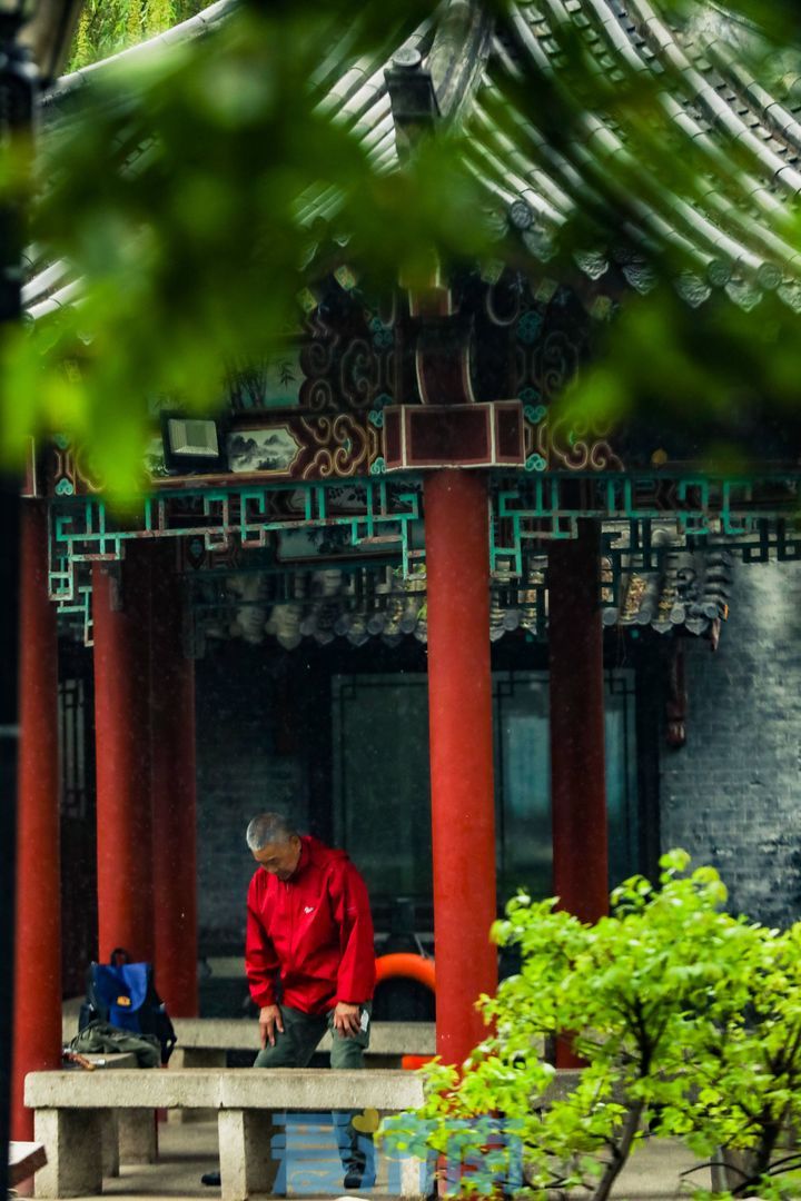 斜风细雨 水泛涟漪 雨中的五龙潭如诗如画