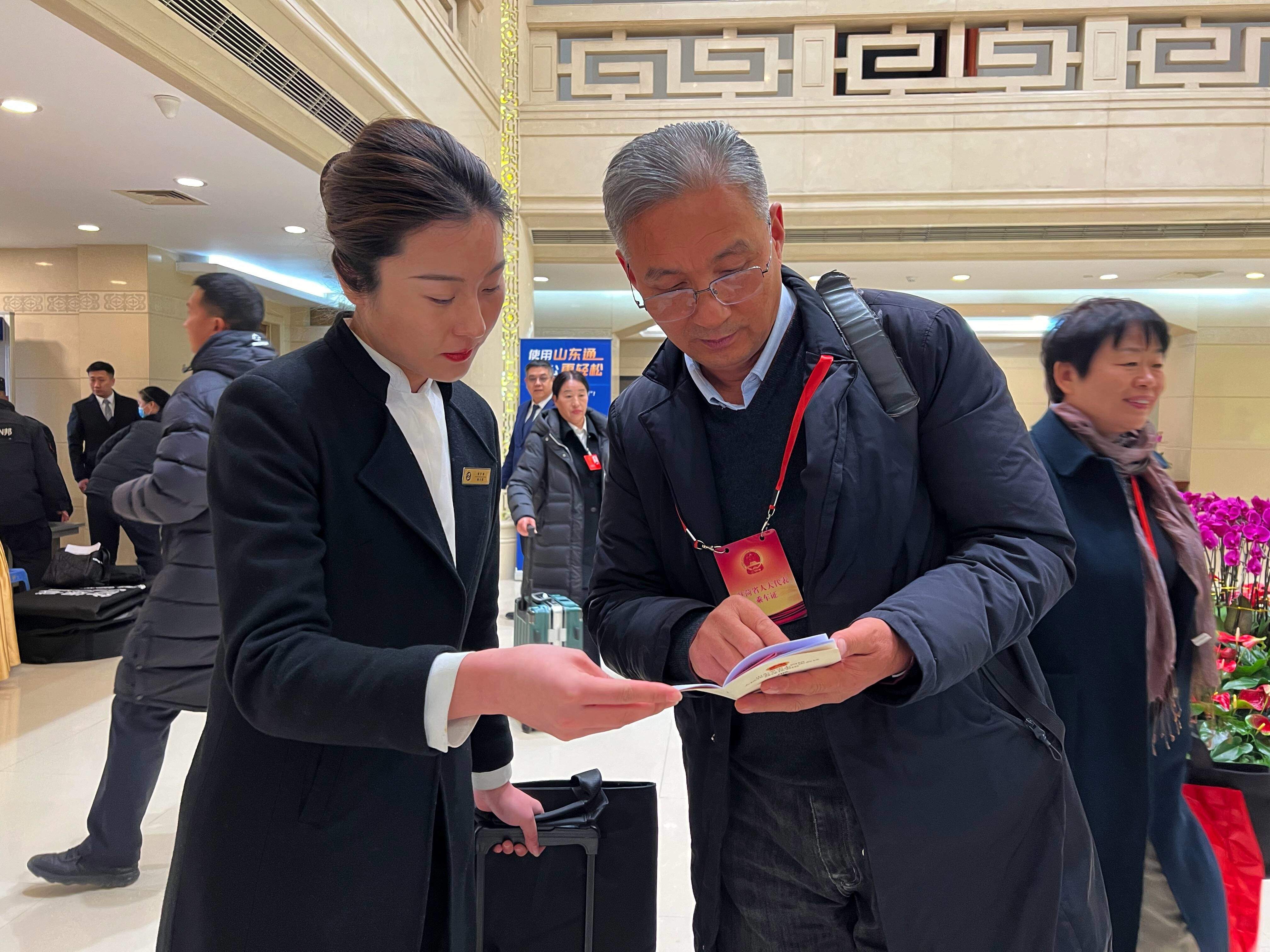 山东进入“两会时间” 怀揣“民声” 省人大代表陆续抵达住地向大会报到