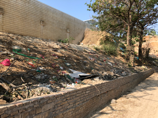 啄木鸟在行动：茂陵山路西侧一院内施工区域有大片裸土