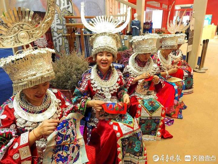 文博会苗绣手造展示，苗族女孩绣嫁衣场景再现