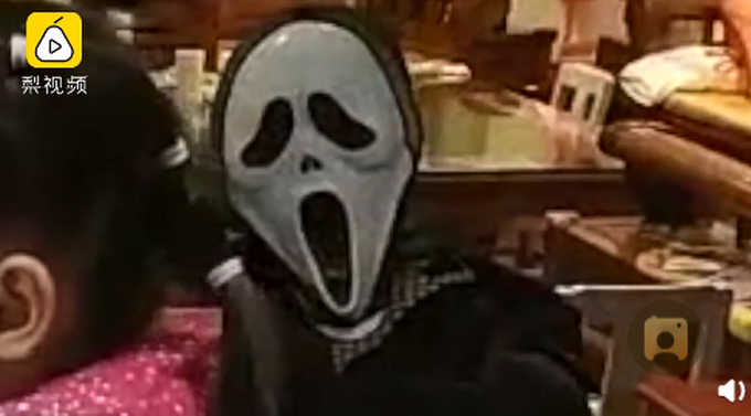 想换个聪明点的粑粑！亲爹戴鬼面具监督女儿练琴：不督促哪有成果？